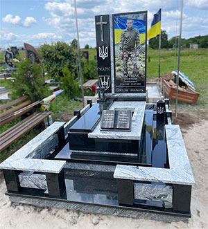Пам'ятник гранітний солдату ЗСУ