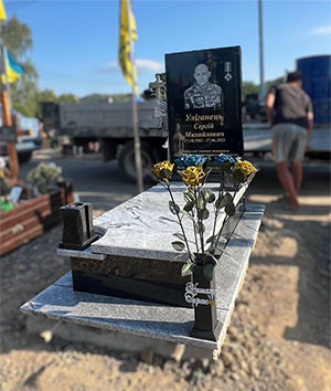 Пам'ятник з граніту військовому солдату ЗСУ
