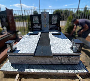 Пам'ятник з граніту військовому солдату ЗСУ