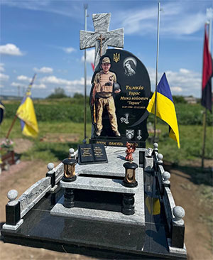 Пам'ятник з граніту солдату ЗСУ