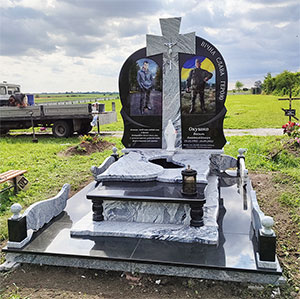 Пам'ятник з граніту солдату ЗСУ