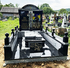 Пам'ятник з граніту солдату ЗСУ