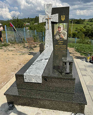 Пам'ятник гранітний солдату ЗСУ