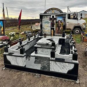 Пам'ятник з граніту воїну ЗСУ