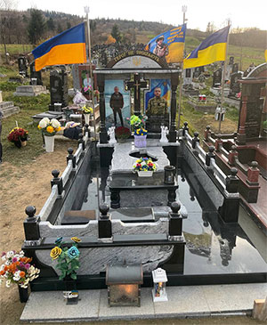 Пам'ятник з граніту воїну ЗСУ у Львові
