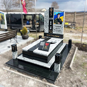 Пам'ятник з граніту воїну ЗСУ ціна у Львові
