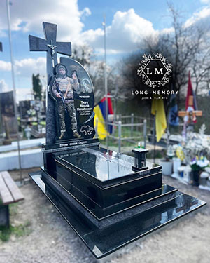 Пам'ятник з граніту воїну ЗСУ у Львові