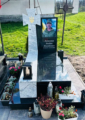 Пам'ятник з граніту солдату ЗСУ у Львові