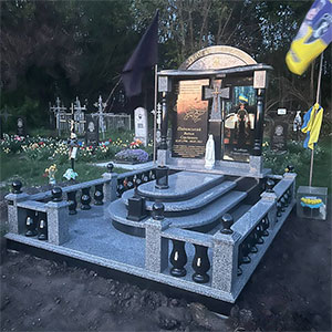 Надгробний пам'ятник військовому ЗСУ у Львові