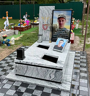 Пам'ятник на могилу військовому ЗСУ у Львові