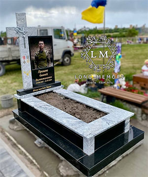Пам'ятник солдату ЗСУ з хрестом у Львові