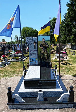 Пам'ятник військовому з прапором україни 