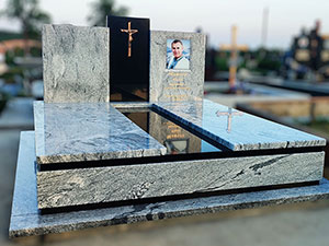Пам'ятник європейський для двох поховань