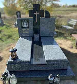 Подвійний європейський пам'ятник з хрестом