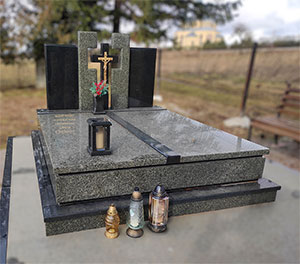 Подвійний європейський пам'ятник з хрестом