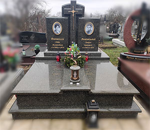 Подвійний європейський пам'ятник з хрестом