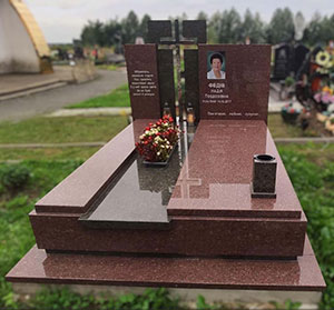 Європейський пам'ятник з червоного граніту