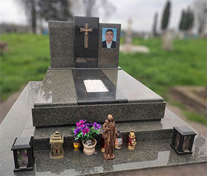 Європейський подвійний пам'ятник з граніту