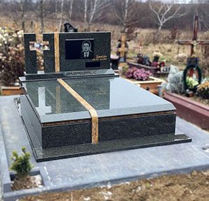 Європейський пам'ятник з зеленого граніту