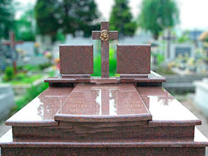 Подвійний європейський пам'ятник з червоного грантіту