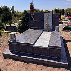 Надгробний пам'ятник для двох поховань львів
