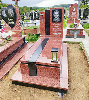 Пам'ятник європейський з червоного граніту
