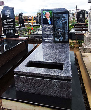 Пам'ятник європейський з квітником