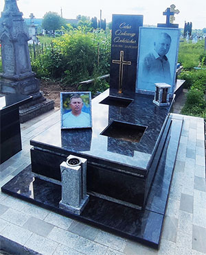 Пам'ятник європейського зразка з квітником