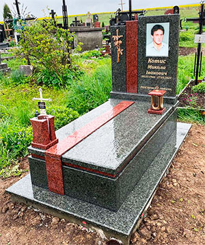 Пам'ятник європейського зразка з квітником