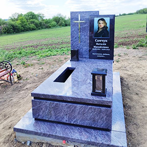 Пам'ятник європейський з квітником