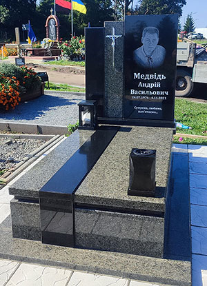 Пам'ятник європейський з зеленого граніту Львів
