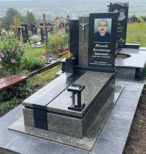 Європейський пам'ятник з граніту