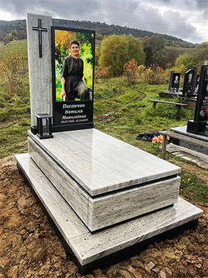 Європейський пам'ятник з граніту