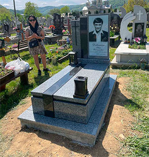 Європейський пам'ятник з сірого граніту