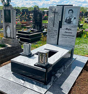 Європейський пам'ятник з сірого граніту