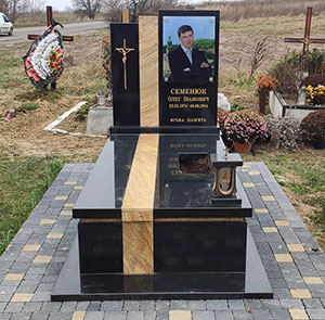 Європейський пам'ятник з чорного граніту
