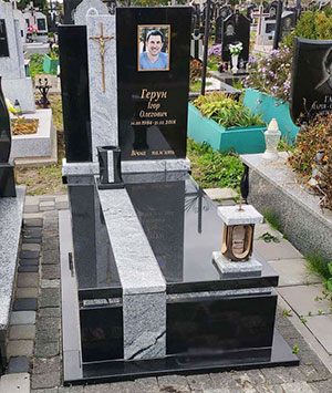 Європейський пам'ятник з чорного граніту
