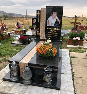 Європейський пам'ятник з чорного граніту ціна Львів