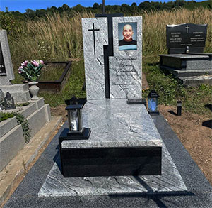 Європейський пам'ятник з сірого граніту