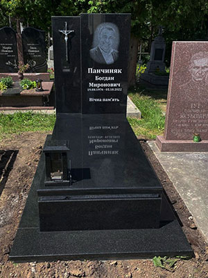 Пам'ятник з чорного граніту європейський