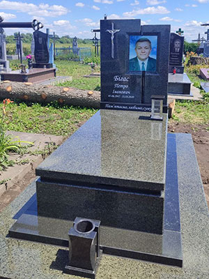 Європейський пам'ятник з зеленого граніту Львів