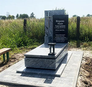 Європейський пам'ятник з сірого граніту