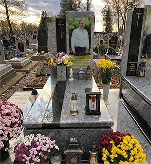 Європейський пам'ятник з сірого граніту
