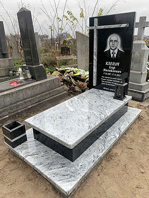 Європейський пам'ятник з сірого граніту