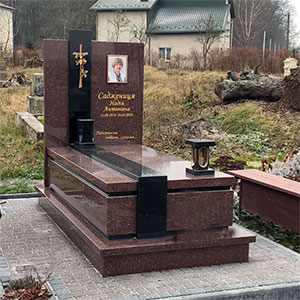 Європейський пам'ятник з коричневого граніту