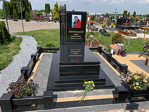 Європейський пам'ятник з чорного граніту