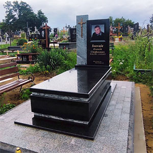 Європейський пам'ятник з чорного граніту