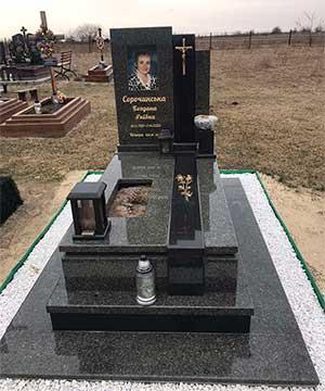 Європейський пам'ятник з зеленого граніту