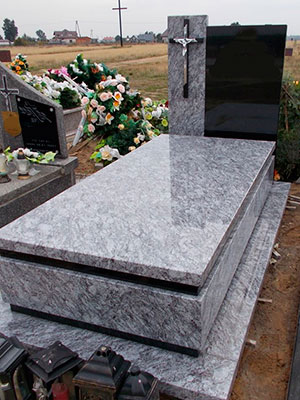 Пам'ятник на могилу європейський