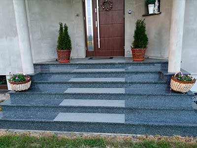 Сходи з сірого граніту